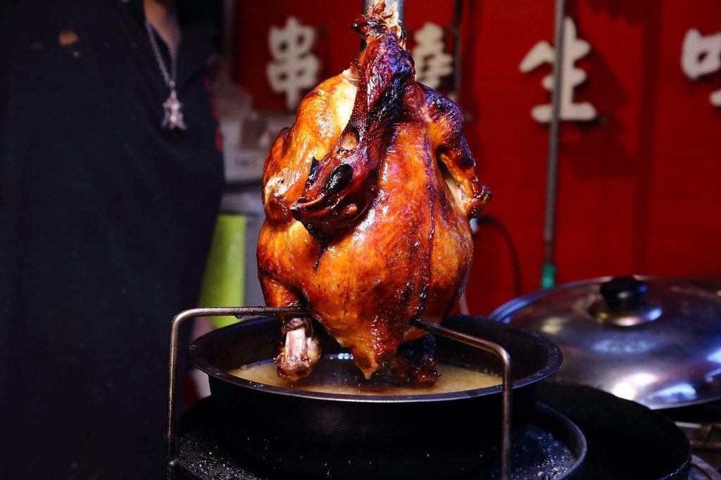 隱藏在士林夜市的美食餐廳，雞老闆桶仔雞(士林夜市店)，烤雞/