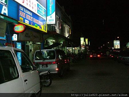 31吃完晚餐-導遊帶大家去買東西ㄉ購物中心街道.JPG