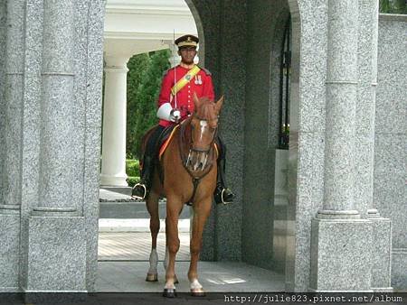 13蘇丹皇宮大門守衛ㄉ士兵與馬.JPG
