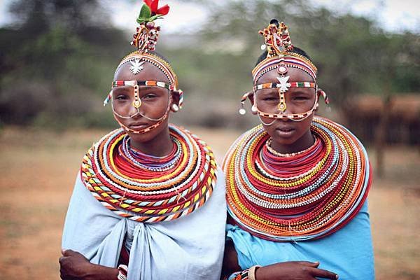 Maasai-Women-Headdress-700x466