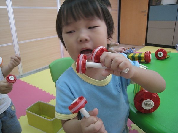 橘橘再吃棒棒糖.JPG