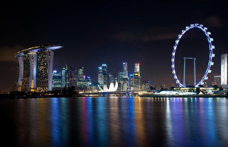 Singapore_skyline_viewed_from_Gardens_by_the_Bay_East_-_20120426[1]_調整大小.jpg