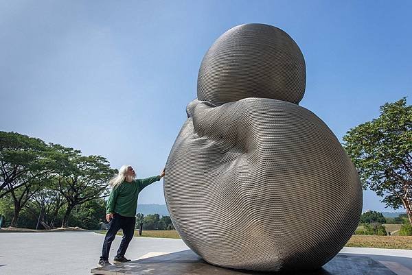 6_康木祥與高美館湖畔廣場展出作品〈無限生命〉合影.jpg