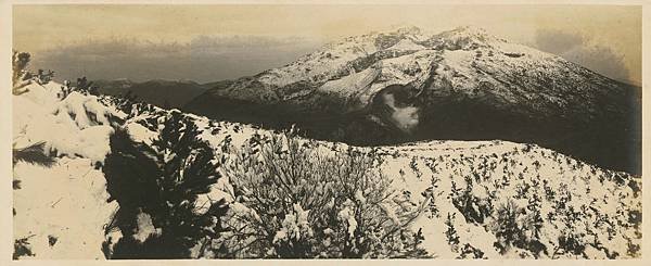 〈七星山的雪景〉1932年末，大屯火山群降下了罕見的大雪。此畫面是由小觀音山拍攝七星山，畫面中央呈現雙峰的大山即七星山塊。.jpg