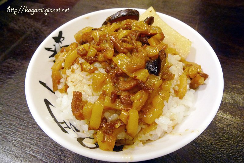 西門金鋒滷肉飯： http://kagami.pixnet.net/blog/post/30563460