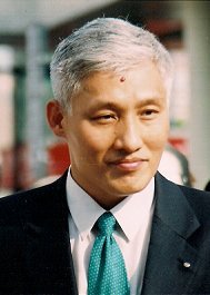 2004年江蓋世半身照_在台北市民權西路捷運站前01_400(大頭貼 ).jpg