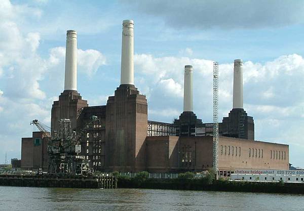 Battersea_Powerstation_-_Across_Thames_-_London_-_020504