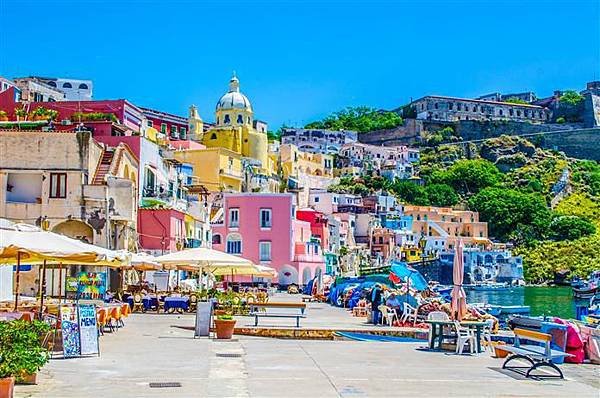 italian-island-procida-is-famous-for-its-colorful-marina-shutterstock_311692964-editorial-only-pavel-dudek-2.jpg