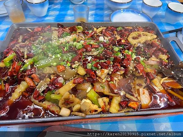四川的地鐵，麻辣魚片，燒烤、蹄花我都愛