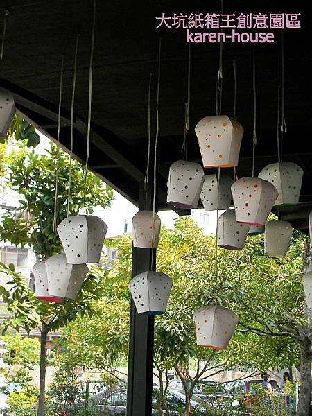 2011.03.05~台中大坑紙箱王-紙燈.JPG