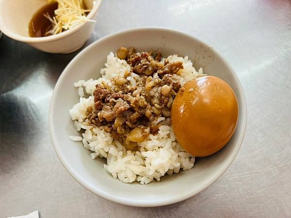 【台南美/北區】阿寶牛肉湯-點湯就送加魯蛋的肉燥飯,好吃又高