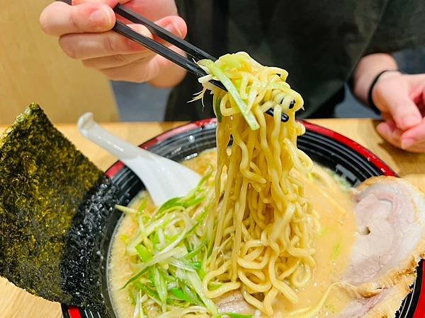 【台中美食東區】屯京拉麵-麵量多不怕吃不飽,麻辣湯頭是認真辣