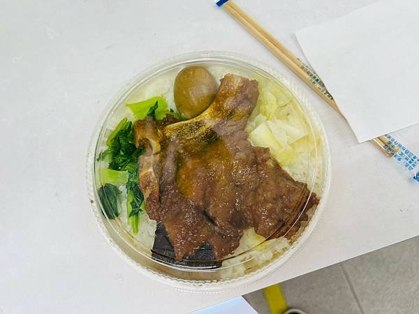 【基隆美食/七堵區】台鐵便當本舖七堵店-滷排骨鹹甜軟嫩,米飯