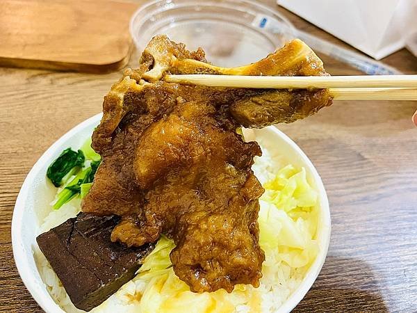 【基隆美食/七堵區】台鐵便當本舖七堵店-滷排骨鹹甜軟嫩,米飯