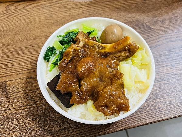 【基隆美食/七堵區】台鐵便當本舖七堵店-滷排骨鹹甜軟嫩,米飯