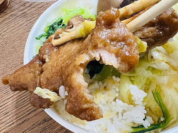 【基隆美食/七堵區】台鐵便當本舖七堵店-滷排骨鹹甜軟嫩,米飯