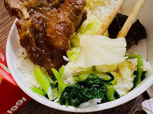 【基隆美食/七堵區】台鐵便當本舖七堵店-滷排骨鹹甜軟嫩,米飯