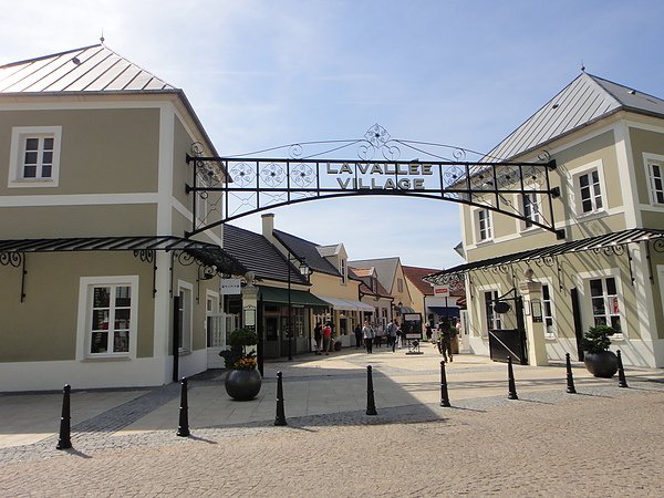 La Vallee Village (跟Bicester是同一家 但這邊除了少數的法國牌子  其他Bicester都有)