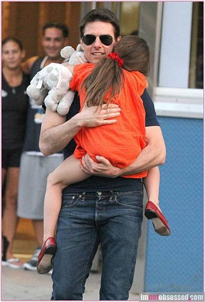 tom-cruise-suri-cruise_508361501-870x1280