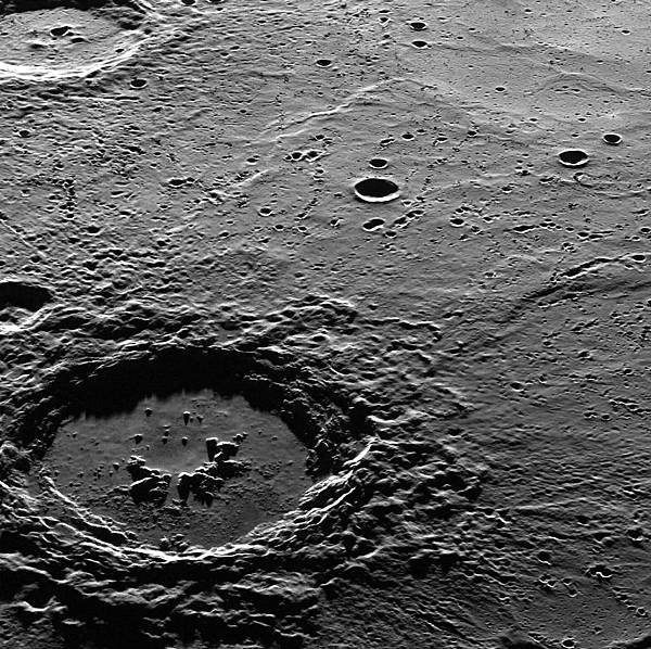 Crater_Hokusai,_Mercury,_MESSENGER