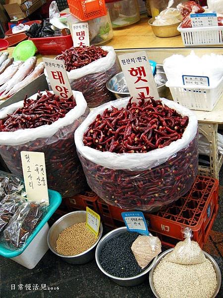 富平罐頭市場內巨大辣椒乾.jpg