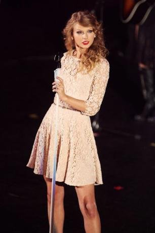 Taylor-Swift-Crotchet-White-Lace-Dress-by-Reiss 泰勒 絲薇芙特Taylor Swift