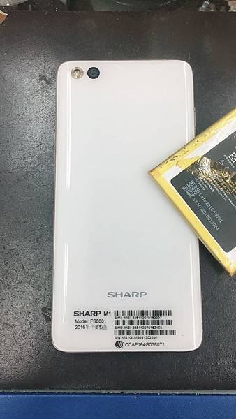 夏普Sharp AQUOS M1 FS8001電池老化電池膨脹蓄電維修.jpg