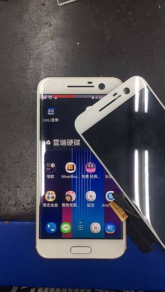 Htc m10螢幕破裂液晶玻璃維修.jpg