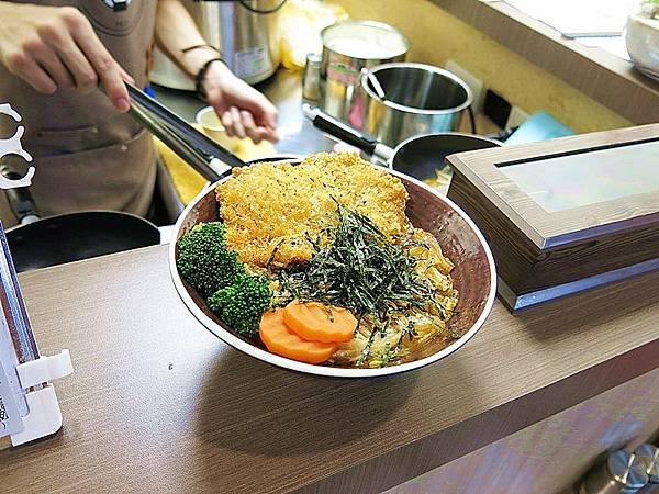 食話食說263：基隆美食！魟丼，日式丼飯超值美味，醃漬蘿蔔/