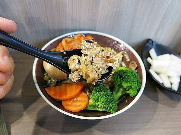 食話食說263：基隆美食！魟丼，日式丼飯超值美味，醃漬蘿蔔/