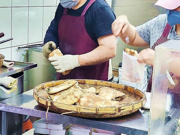 食話食說310：基隆美食！阿國碳烤燒餅，基隆火車站必吃燒餅，