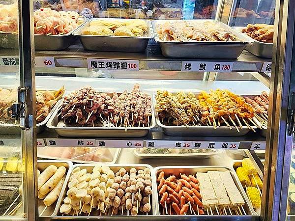 台北美食！士林串燒，士林夜市燒烤新選擇，創意食材新鮮多元，內