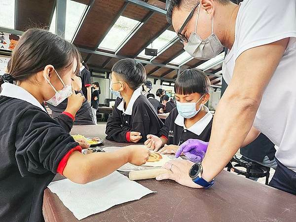 將記就記8：送漢堡到原聲國際學院國中小部！漢堡工坊公益旅行團