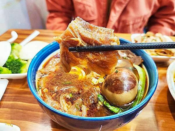 台北美食！肥滋滋牛肉麵專門店Fat Beef Noodles