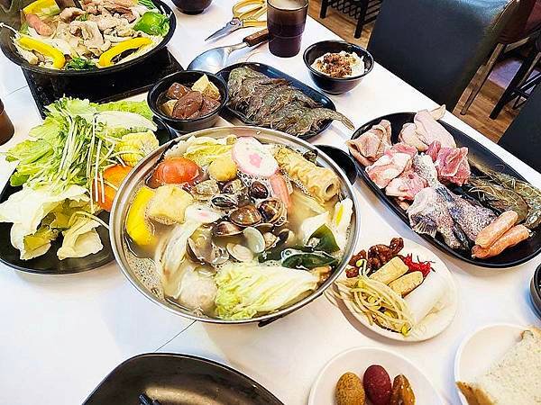 新北美食！淡水烤大學，火烤兩吃吃到飽，肉品、火鍋料、甜點、炸