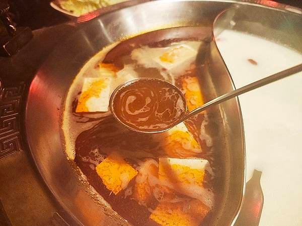 台北麻辣鍋推薦！四川龍府放感情，正宗四川風味麻辣鍋，搭配道地