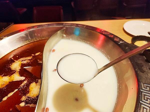 台北麻辣鍋推薦！四川龍府放感情，正宗四川風味麻辣鍋，搭配道地
