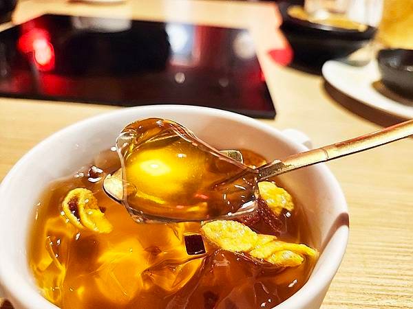 台北麻辣鍋推薦！四川龍府放感情，正宗四川風味麻辣鍋，搭配道地