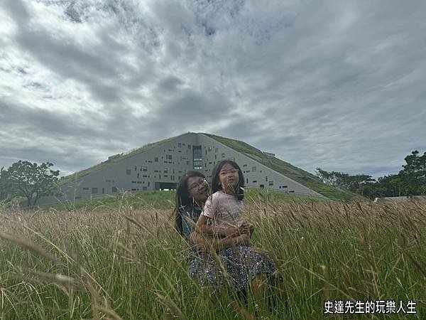 【台東景點】台東大學圖書館~走進知識的金字塔，墜入夢幻的鏡心