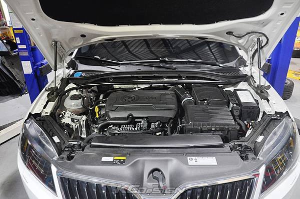 Skoda SuperB 安裝 KCDesign 全車底盤結構桿(5件式)_003.jpg