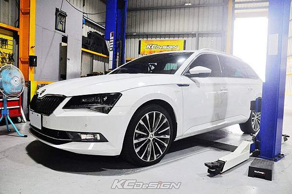 Skoda SuperB 安裝 KCDesign 全車底盤結構桿(5件式)_031.jpg