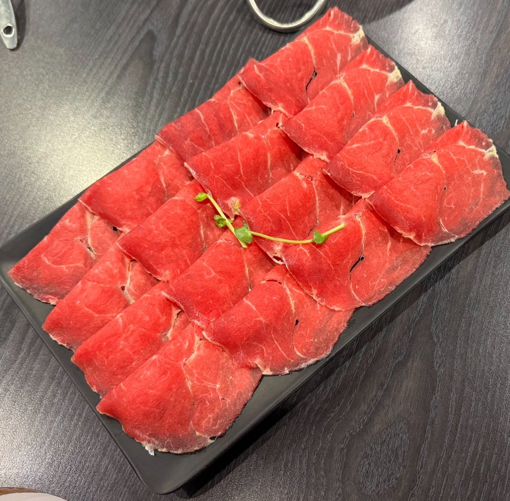 喫吼勾自助百匯火鍋｜濃醇湯底｜現切原肉與豐富食材｜打造高CP