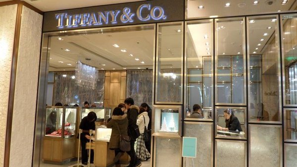 在銀座三越人多到爆的Tiffany