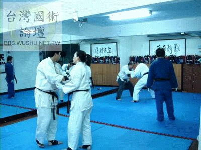 膝車摔世芳.gif
