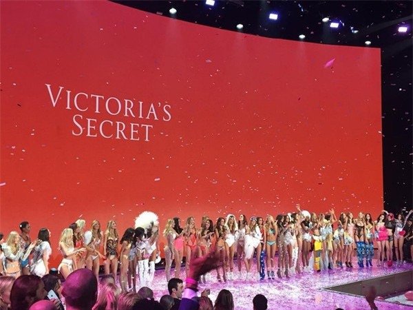 hot-nhung-hinh-anh-dau-tien-cua-victorias-secret-fashion-show-2015_2.jpg