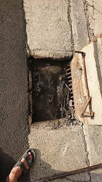 興濱路榮濱路口水溝蓋施做_190317_0010.jpg