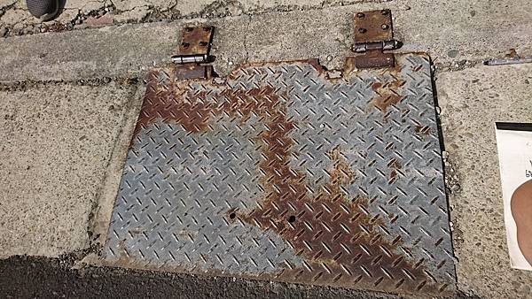 興濱路榮濱路口排水蓋施工_190317_0002.jpg