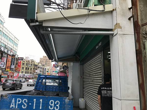 LINE_ALBUM_林森路飲料店騎樓天花板拆除_220318_2.jpg