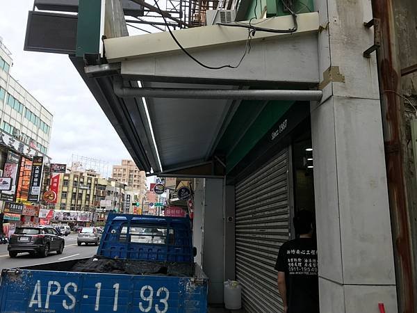 LINE_ALBUM_林森路飲料店騎樓天花板拆除_220318.jpg