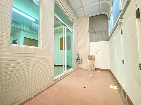 台南租屋~近後甲圓環20米路醒目店面